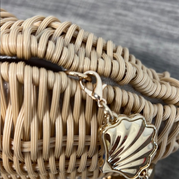 Tommy Bahama | Seashell 🐚 Bag w/ Gold Seashell Handle - Picture 6 of 14